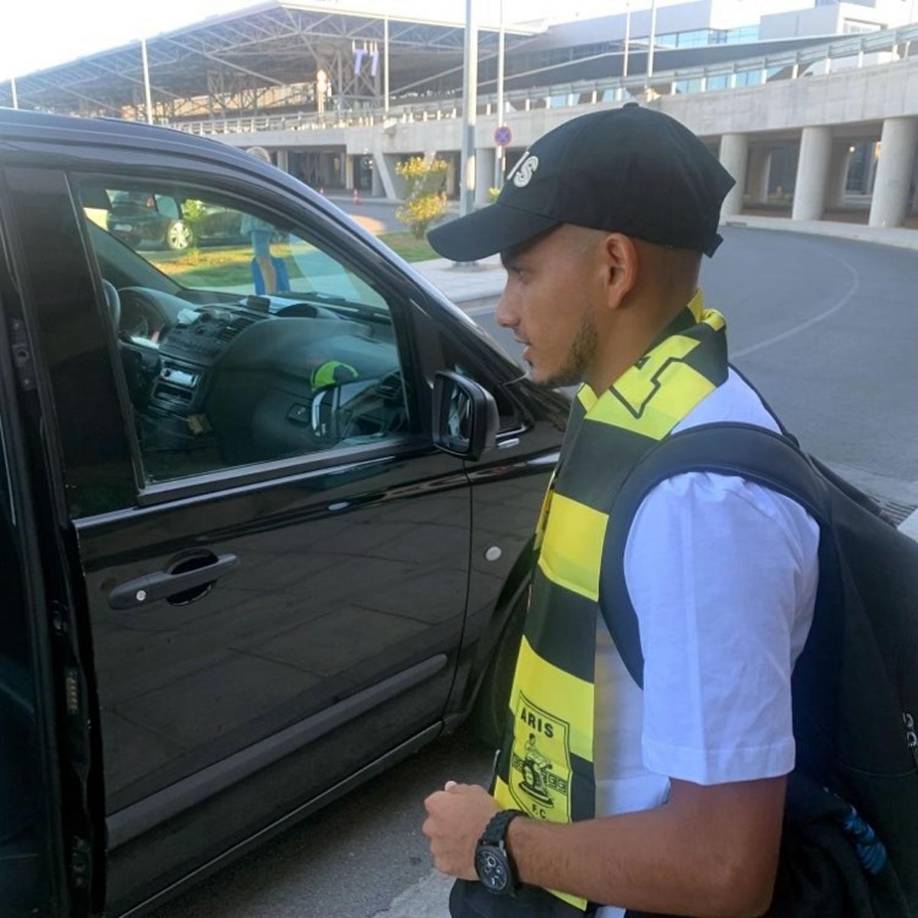 Edwin Rodríguez fue trasladado por staff del Aris Salónica a las oficinas del club para firmar el contrato.