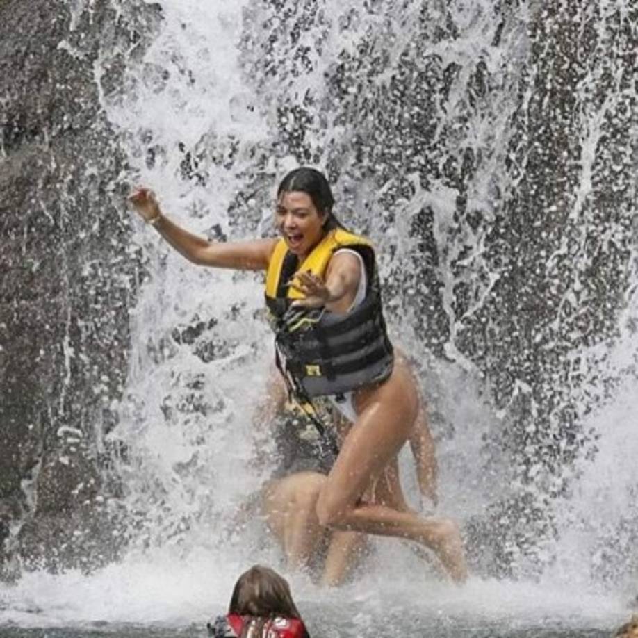 Kourtney usó un bikini blanco que resaltaba su curvilínea figura mientras jugaba en el agua con sus hijos.
