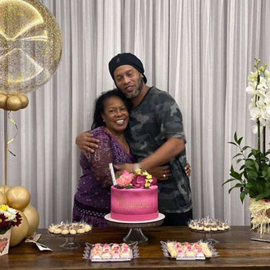 La madre de Ronaldinho murió el pasado mes de febrero en Brasil a causa del Covid-19 por lo que el astro brasileño hoy atraviesa un duro momento en su vida. Foto Facebook.
