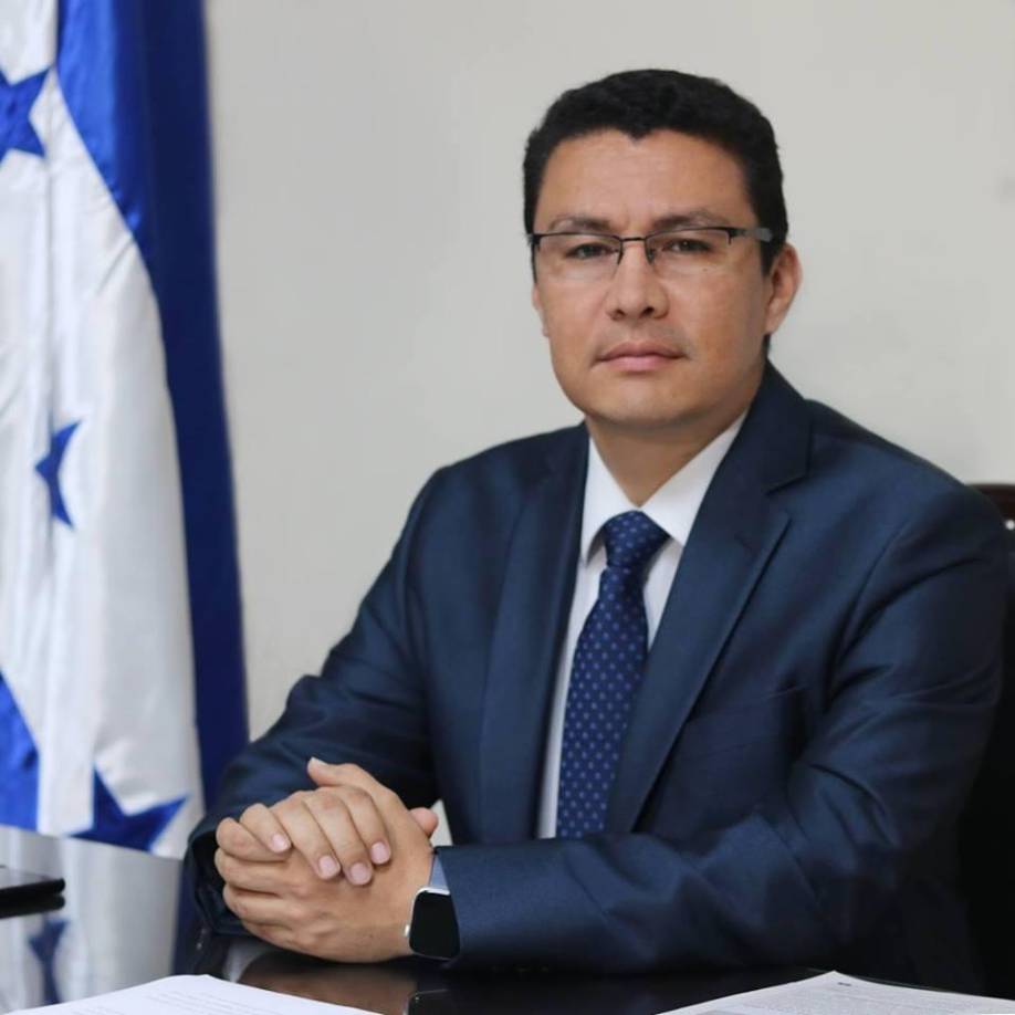 ”Ante estas crueles circunstancias que no sólo me amenazan a mí, sino a cualquier hondureño que actualmente y en el futuro ejerza o ejerzan la función pública, estamos preparando desde ya los recursos de amparo e inconstitucionalidad contra las evidentes violaciones a garantías constitucionales y a los derechos humanos de los que he sido objeto. Soy consciente de que la ceguera, el odio y la sed de venganza de quienes están dispuestos a manipular el sistema de justicia hacen dificil en este momento una debida valoración de mi caso en los tribunales hondureños; no obstante, seguiré luchando porque se haga justicia”, finalizó.