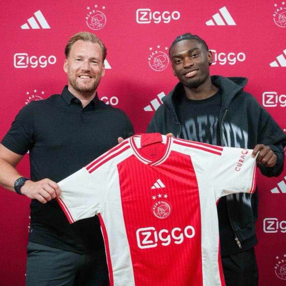 Ajax anunció el fichaje de Jorthy Mokio, un central belga de 16 años con un futuro muy prometedor. Llega procedente de Genk y firma un contrato hasta 2027.
