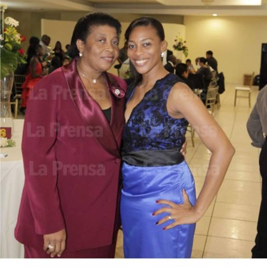 Elegantes, felices, orgullosos y muy regocijados, los hijos de Nicolás y Josefina prepararon cada detalle con mucho esmero y sorprendieron a esos seres tan especiales que les inculcaron todos los valores que los han hecho hondureños ejemplares.