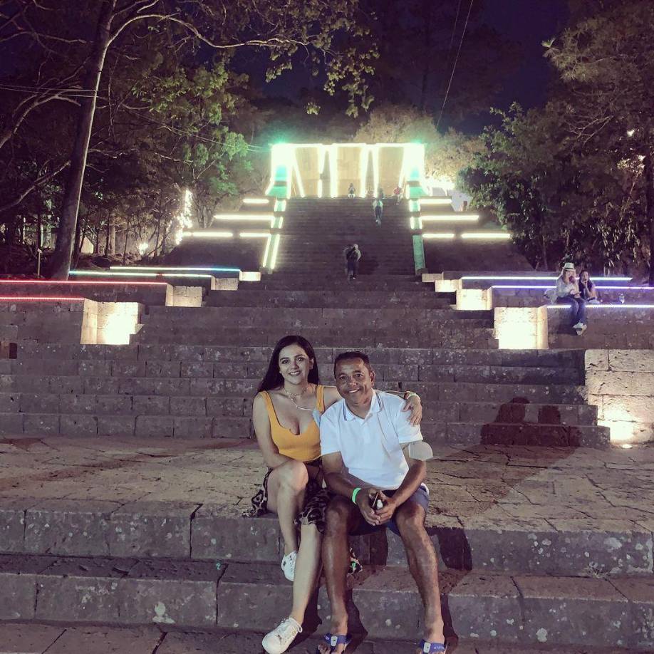 A través de su cuenta de TikTok, la guapa Scarleth Ordóñez reveló hace unos meses como cayó en los brazos del exfutbolista Dani Turcios.