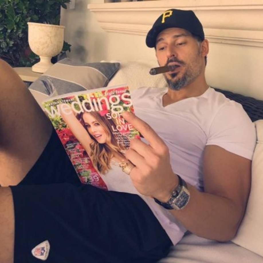 La actriz modeló vestidos de novia para la portada de la nueva edición de la revista Martha Stewart Weddings. Ayer compartió la noticia con sus seguidores en Instagram. Subió foto de Joe Manganiello leyendo una copia de la publicación, mientras descansaba en un sofá.<br/>-