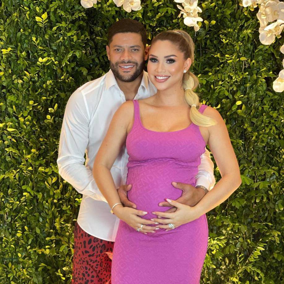 El futbolista brasileño comparte los bellos momentos que vive con la sobrina de su exesposa tras varios años de polémica. 