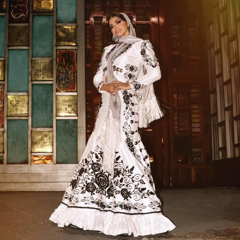 Ana Bárbara, la veterana cantante regional mexicana, cantó “Morena” y lució espectacular con este diseño de dos piezas blanco con flores negras de falda larga de vuelos.