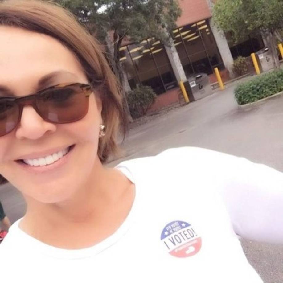 La periodista estrella de Univisión, María Elena Salinas, también ya votó.