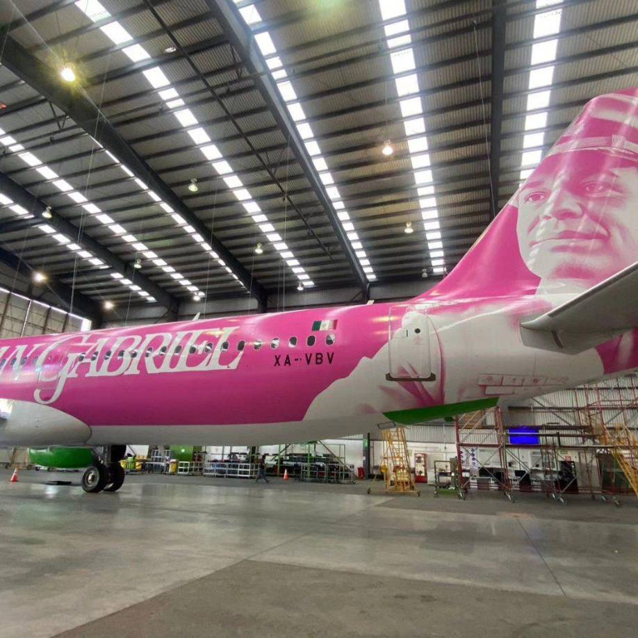 Esta empresa mexicana decidió rendirle homenaje póstumo a El Divo de Juárez, mismo día en el que se estrenó un sencillo preparado antes de morir por el mismisimo Juan Gabriel.