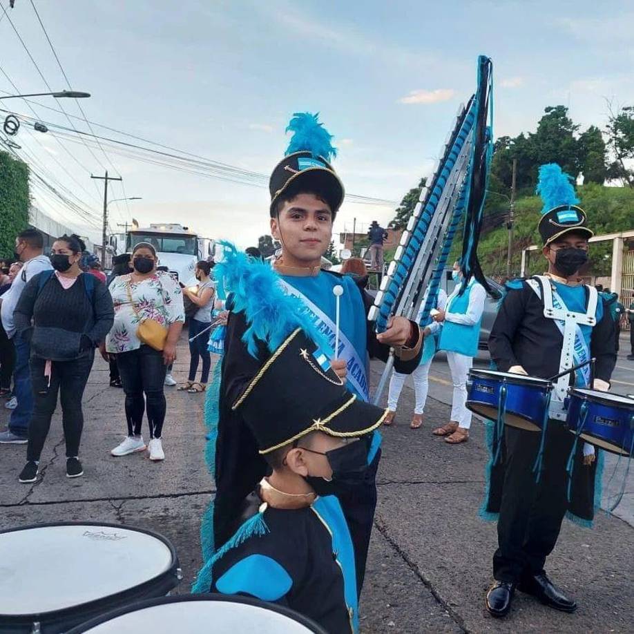 Este pequeño puso a bailar a todos con su ritmo.