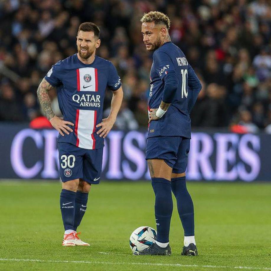 Según informaciones de RMC Sport y UOL Esporte, Neymar podría seguir los pasos de Messi y marcharse del PSG. El periodista Julien Laurens comentó que el brasileño estaría dispuesto a esperar una oferta para regresar al FC Barcelona, el único equipo al que iría en caso de volver a La Liga de España.