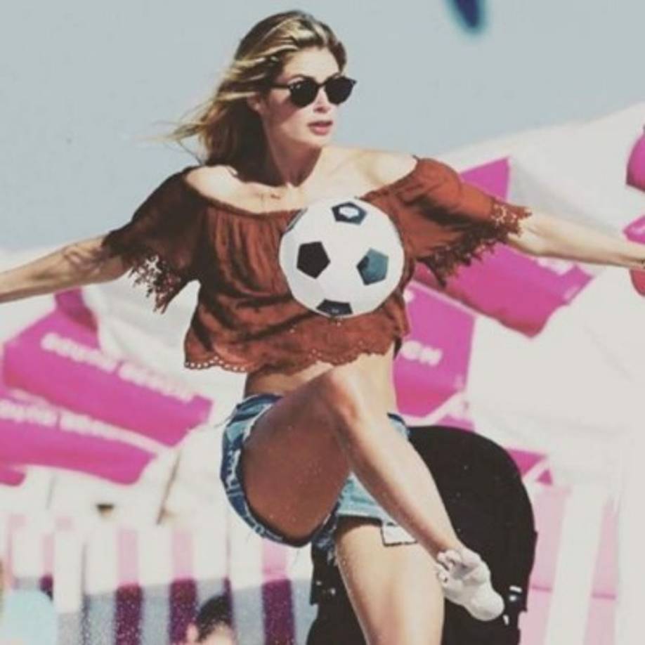 Doutzen aprovechó el inicio de año para hacer promoción de la nueva marca de lencería Hunkemoller (que incluye prendas deportivas), en la que es imagen y parte creativa. Para convencer mejor a los compradores, la bella mujer ofreció una serie de ejercicios que dejaron con la boca abierta a muchos.