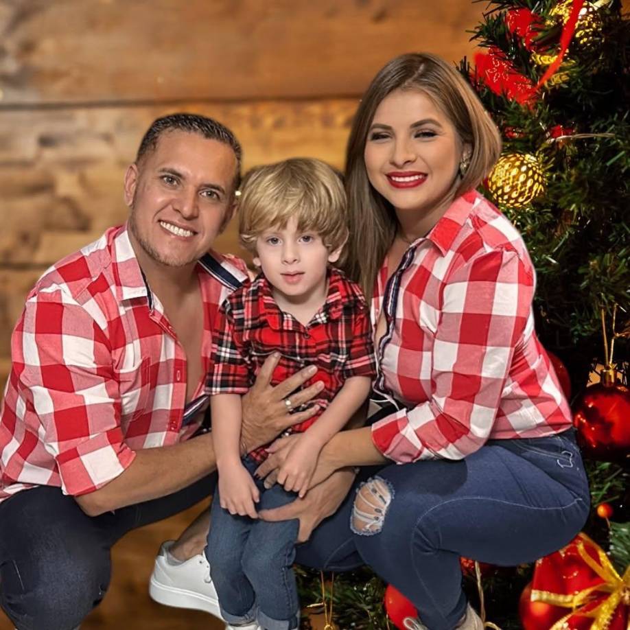 Cristina Rodríguez se unió a la temática de vestir igual con su esposo y su hijo. Ella también publicó un carrusel de fotos familiares en Noche Buena. 