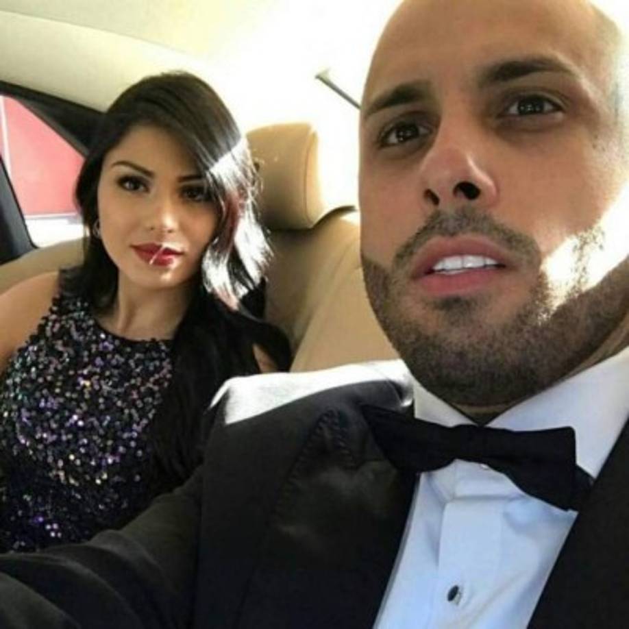 La pareja se conoció por intenet, el reguetonero confesó que 'hostigó' por medio de las redes sociales a la modelo hasta que finalmente logró conocerla.