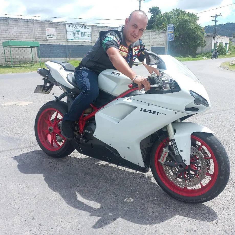 El carro de la policía se le cruzó en el bulevar Suyapa al que andaba Pereira.