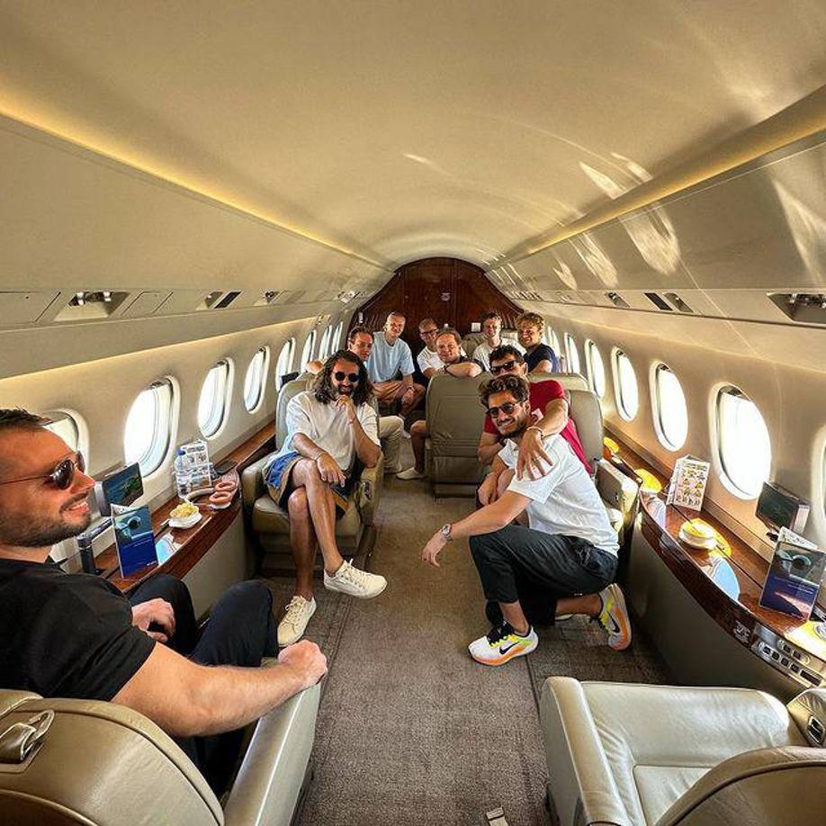 El destino del futbolista y sus acompañantes fue España, en donde tuvo un sorpresivo cruce con “La Novia del Mundial”, que causó furor en redes sociales. 