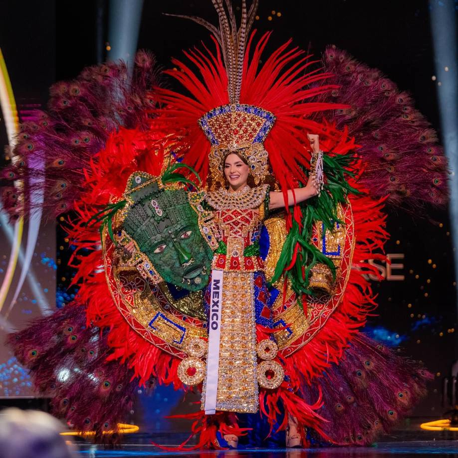 La representante de México, por ejemplo, lució un impresionante traje inspirado en las tradiciones aztecas. Adornado con plumas y detalles dorados, su atuendo evocó la grandeza de las antiguas civilizaciones mexicanas, recibiendo una ovación de pie del público. Este traje no solo fue un homenaje a la historia de México, sino también una muestra del talento y la dedicación de los diseñadores locales.