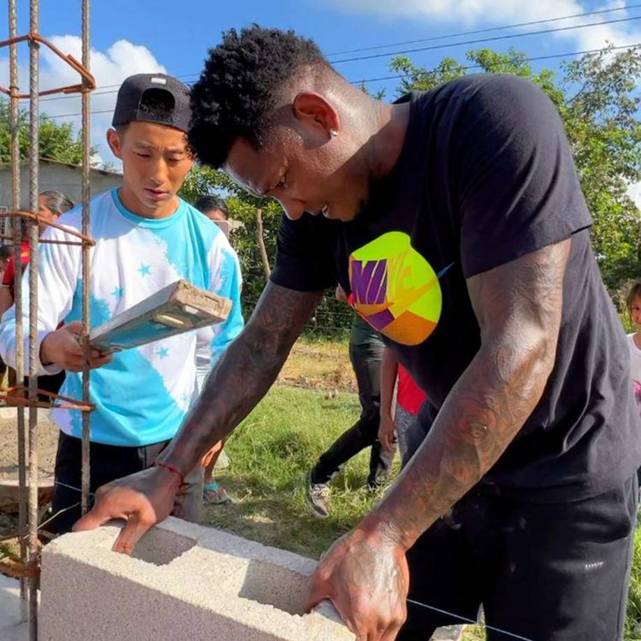 El jugador catracho colocando uno de los bloques en la zona donde la colonia Las Torres tendrá un nuevo lugar de enseñanza.
