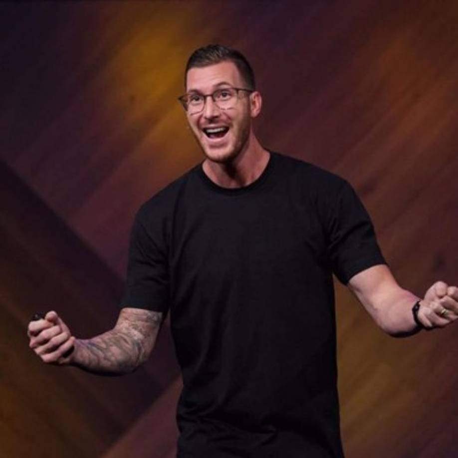 En las iglesias 'hipster', la mayoría de sus seguidores no llega a los 40 años. Muchos llevan tatuajes, pantalones ajustados, botas, barbas y peinados a la última moda.