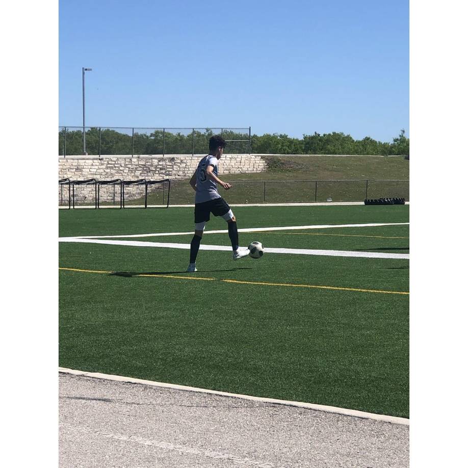 A los 13 años Melvin emigró a los Estados Unidos en donde se siguió desarrollando como futbolista.