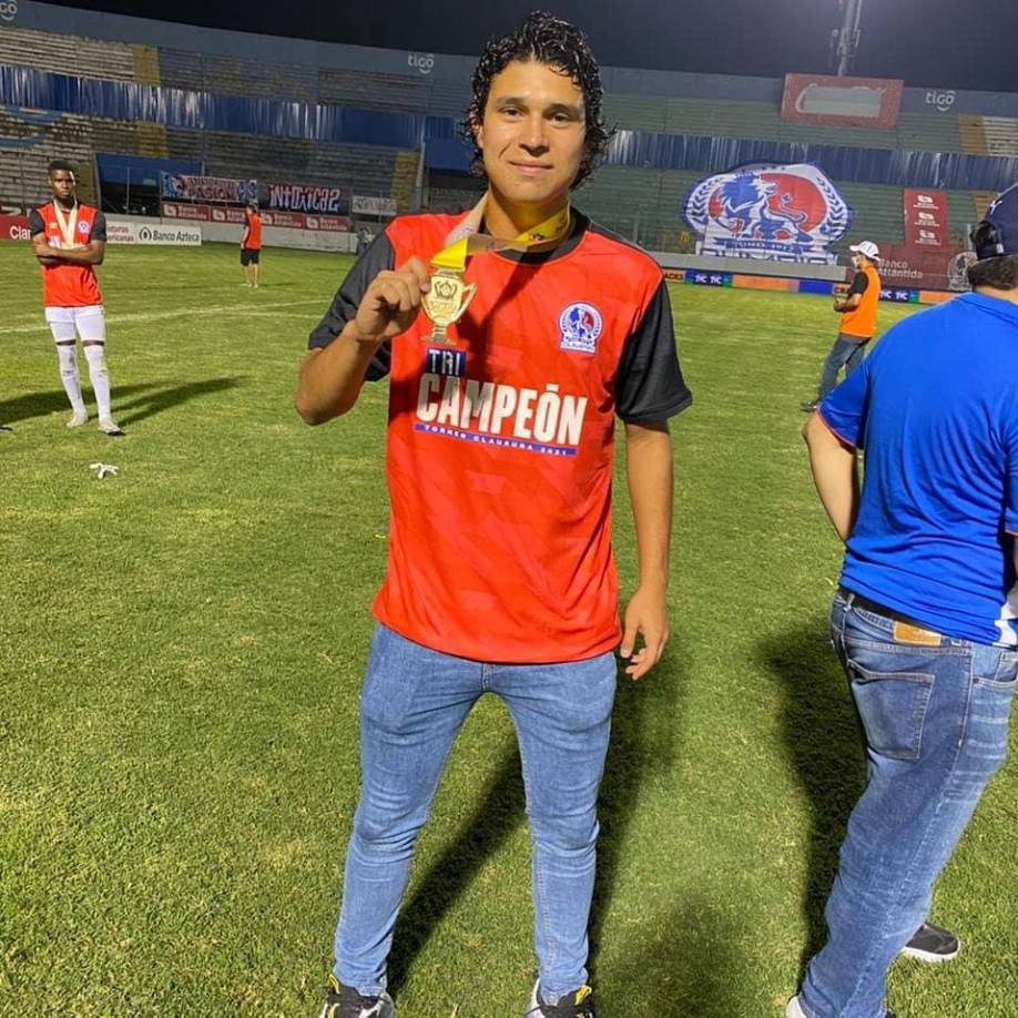 Pedro González: El joven futbolista saldría del Olimpia. El club blanco maneja la posibilidad de cederlo a préstamo.