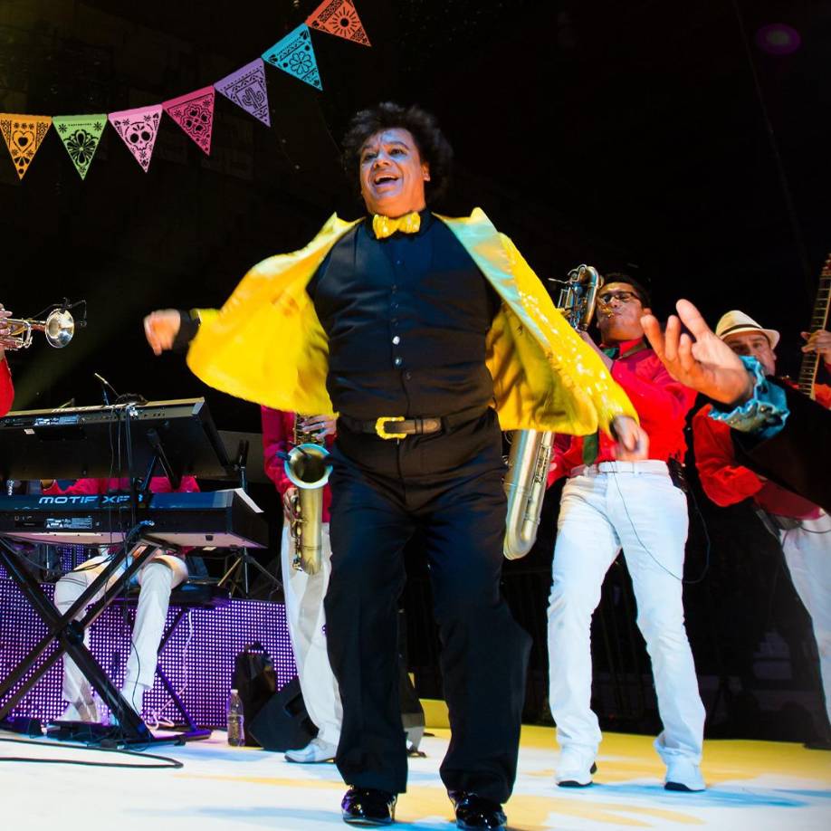 Convertida en un auténtico clásico, la canción Querida estaba incluida en el mismo disco junto a otros temas inolvidables como El Noa Noa o Que no diera yo. En aquel 1984 Juan Gabriel ya era considerado el Divo de Juárez y había arrollado el corazón de sus fans con temas como No tengo dinero donde empatizaba con las dificultades de la clase popular, pero con Querida se catapultó.