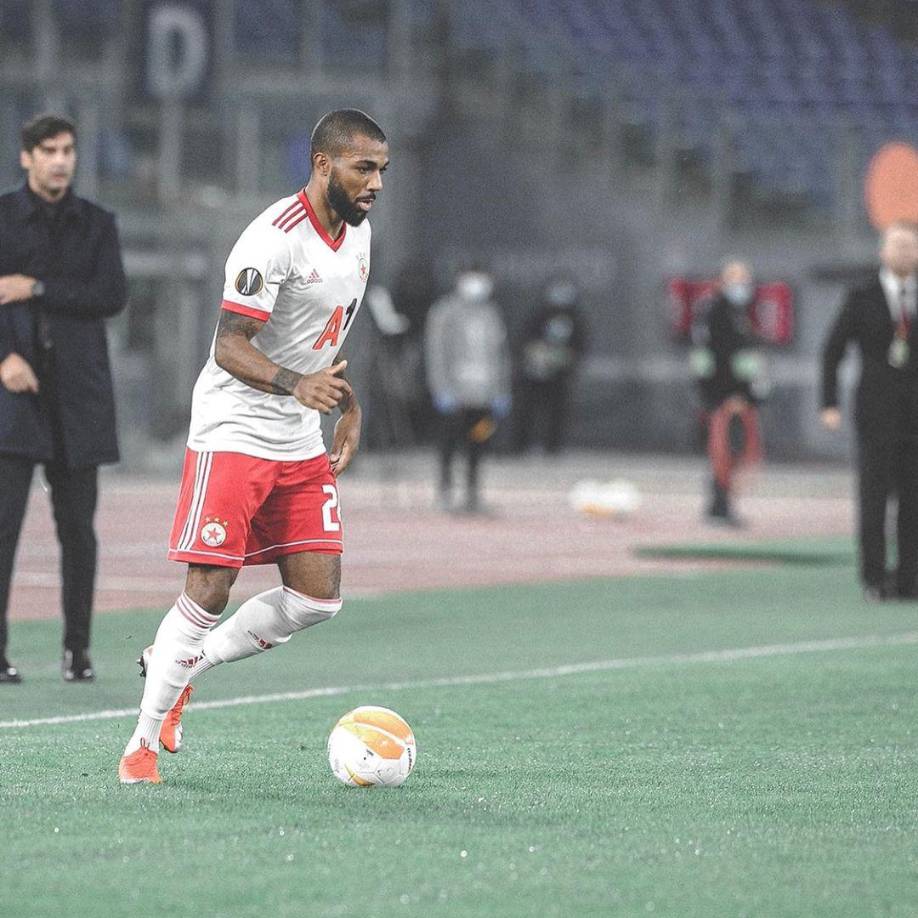 Luego de eso, comenzaron las cesiones y el atacante debutó en Premier League con el Wigan en 2015. Luego se fue al Watford, equipo con el que jugó apenas 12 compromisos. Tuvo varios préstamos al Wigan y luego deambuló por clubes como el Birmingham, Sunderland, Oxford United, VVV-Venlo y CSKA Sofía.