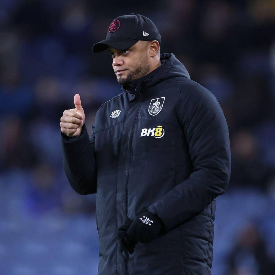 El Tottenham sigue buscando al entrenador perfecto para la próxima temporada y según desvela el diario británico The Sun, ya le habría encontrado, Vincent Kompany. A pesar de todos los nombres con experiencia que han tenido encima de la mesa, consideran que el belga es el ideal para liderar un nuevo proyecto. Kompany, leyenda del City, ascendió al Burnley a la Premier League para la próxima temporada.