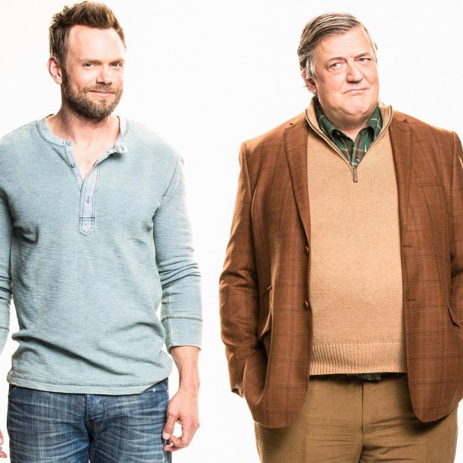 Stephen Fry (lado derecho), el actor, comediante, director y escritor británico después de un chequeo médico de rutina recibió la noticia que su PSA (Antígeno prostático específico) estaba elevado lo que lo llevo a una resonancia magnética, luego a una ecografía y una biopsia. Un mes después, ingresó en el hospital por un prostatectomía radical robótica , el cual eliminó por completo los rastros del tumor.