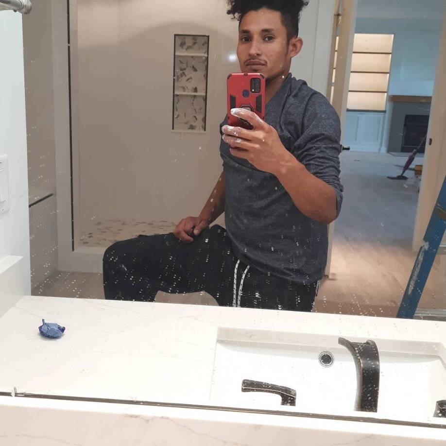 A pesar de los esfuerzos del personal médico, el hondureño no pudo resistir las severas lesiones y falleció poco después debido a un paro cardíaco.