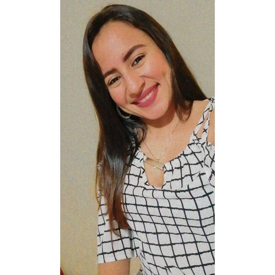 Estudió en el Instituto Evangélico Eben Ezer y se graduó como Bachiller Técnico Profesional en Informática en 2016.