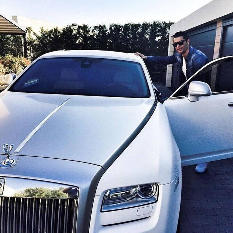 Rolls-Royce Ghost - Cristiano Ronaldo presumía de Rolls en marzo de 2015. La unidad está valorada en 350 mil euros.