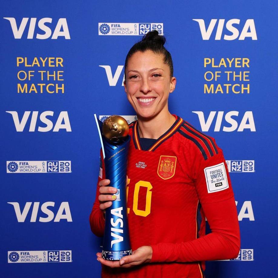 Además, con su selección disputó los últimos tres mundiales y las Eurocopas de 2013 y 2017.