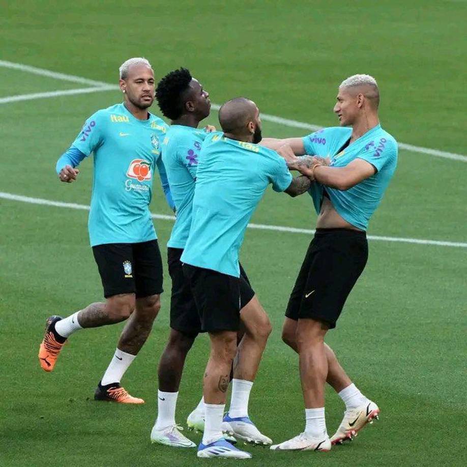 En las imágenes se puede apreciar como Richarlison agarra de la camiseta a Vinicius en pleno entrenamiento. 