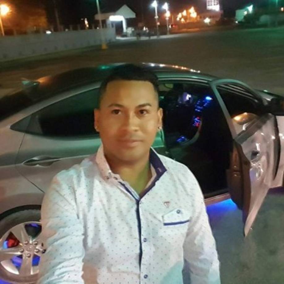 En una foto de Facebook, Juárez aparece frente al vehículo en el que se estrellaron los jóvenes.