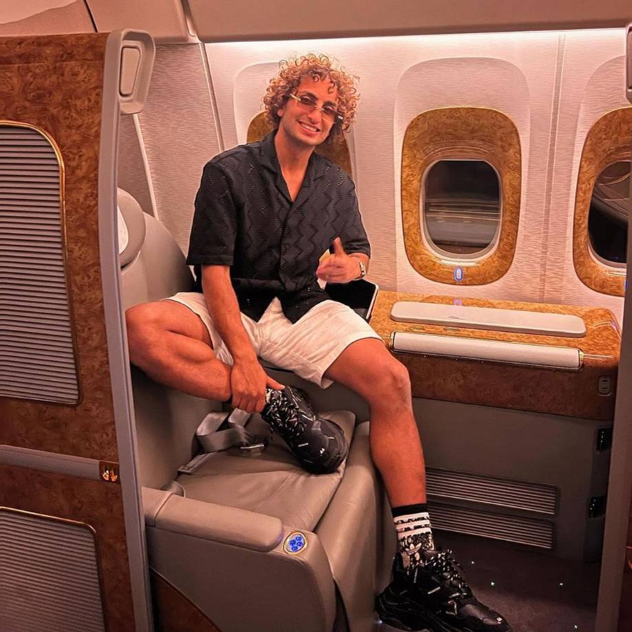 El siguiente movimiento fue más extraño aún. El futbolista viajaba en jet privado rumbo a Lárnaca, donde iba a firmar por el Doxa Katokopias de Chipre.