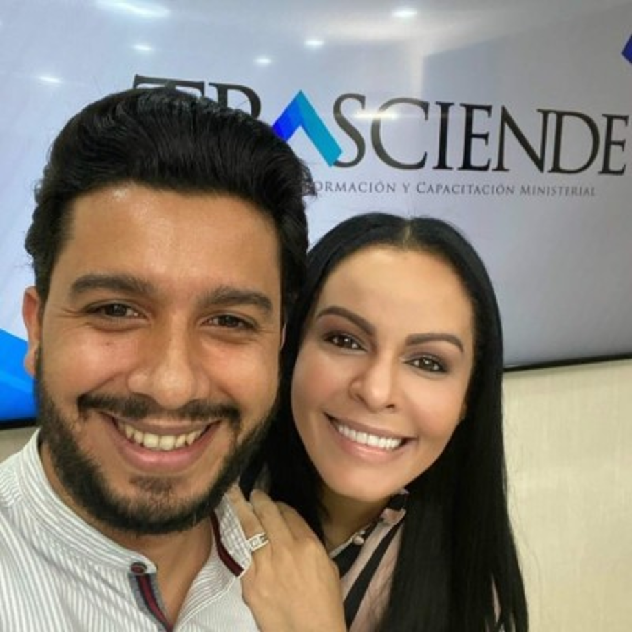 Ese mismo cinco de junio, la pastora Yesenia Then publicó en su Instagram está fotografía con este mensaje: 'Este caballero que ven aquí, es mi súper aliado en cada cosa que el Señor nos permite hacer. Palabras no tengo para expresar mi gratitud a Dios por ti amor, un millón de gracias por tanto apoyo, protección, cuidado y colaboración.... De verdad que cumples tu rol de una manera brillante, te amo y siempre daré gracias a Dios por ti...', según los seguidores el mensaje fue publicado antes de la publicación del pastor Liriano.