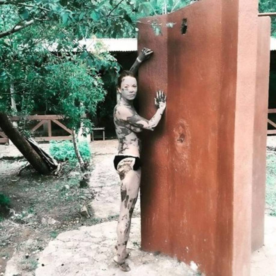 La actriz aparece en una de las imágenes en un bikini negro dándose un terapéutico baño de lodo en tierras volcánicas.