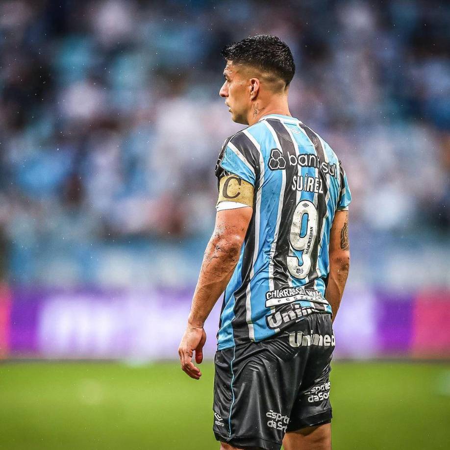 Luis Suárez padece artrosis en su rodilla derecha y con su actividad en el Gremio se fue agravando. El uruguayo también habló sobre su futuro ante la dura situación que vive.