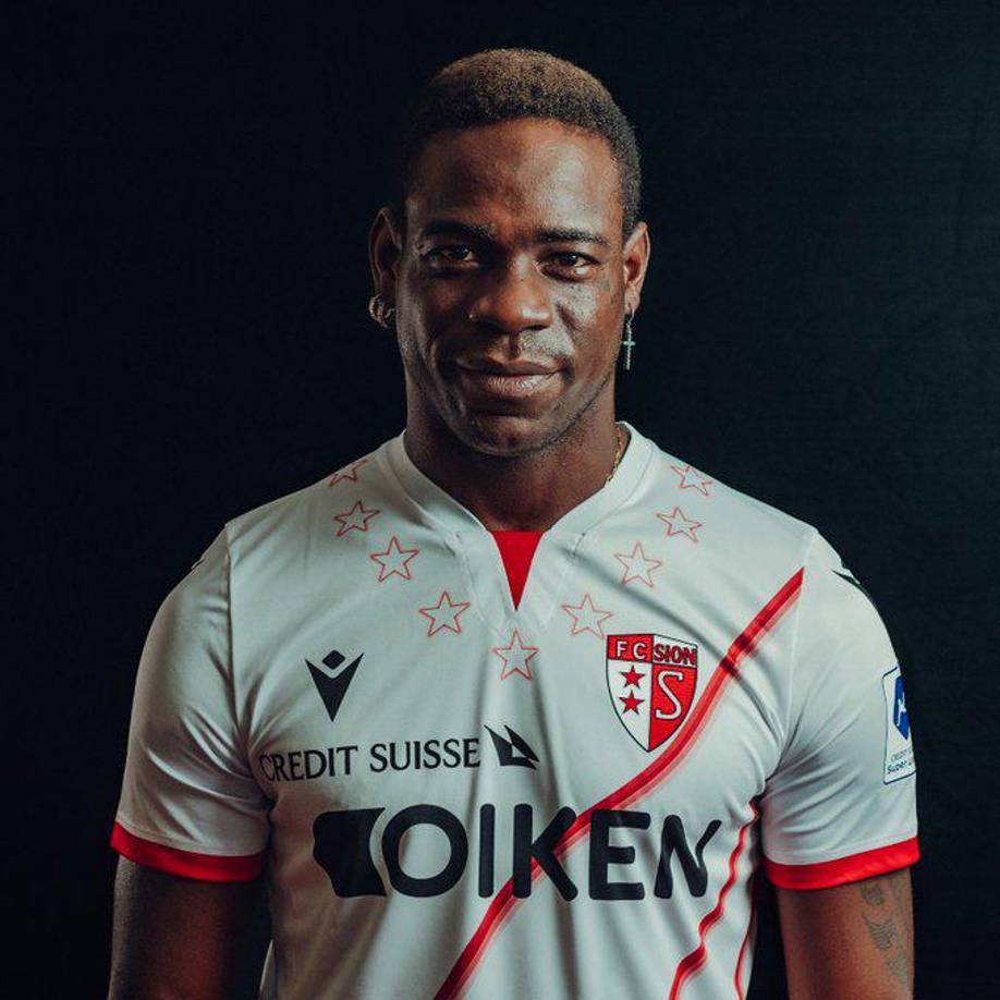 El club suizo Sion confirmó en redes sociales la incorporación del delantero de 32 años, Mario Balotelli,, quien llega para reforzar el ataque con su experiencia y olfato goleador. El exjugador del Liverpool firmó por dos temporadas.