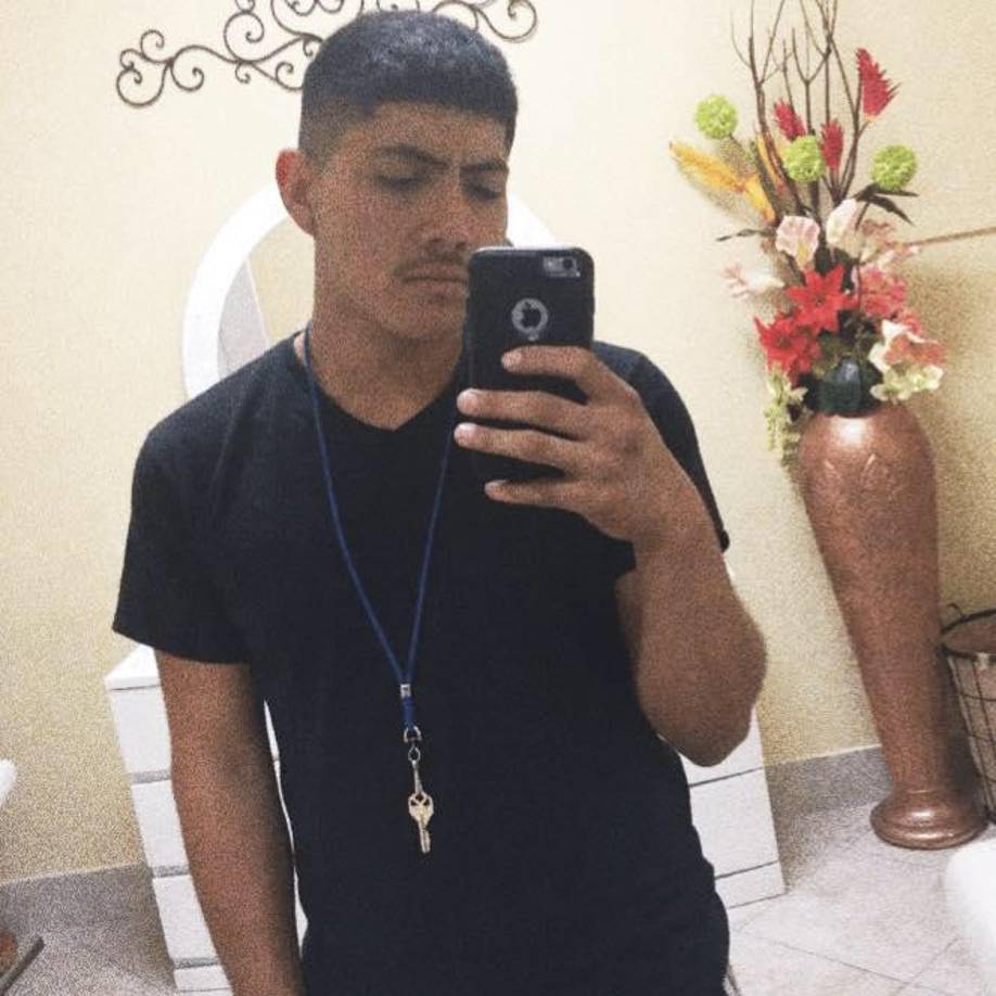 Por una razón desconocida, los detectives de homicidios del condado de Harris dijeron que Paredes disparó y mató a Mata.