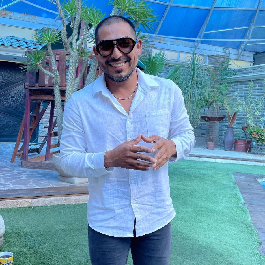 El mundo musical le ha reconocido en múltiples ocasiones otorgándole los premios más importantes de la música latina como “Compositor del Año” y “Mejor Canción”. Espinoza Paz, la joya de Angostura, es un cantante muy admirado y seguido en Estados Unidos, México y demás países latinoamericanos.