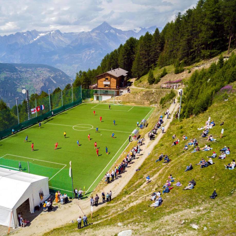 Este estadio deportivo está en el pueblo de Gspon en el cantón de Valais, Suiza. Es una pequeña villa al borde de los alpes suizos a unos 1900 metros de altura. Un poco más arriba (2000 metros) se encuentra el campo de fútbol, al que solo se puede acceder mediante un funicular.
