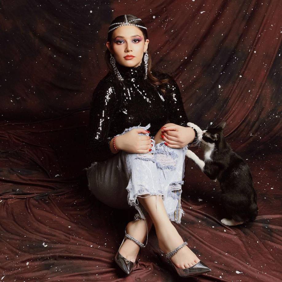 La cantante en ciernes, suele subir videos a sus redes sociales interpretando temas de cantantes consagrados como Juan Gabriel, Rocío Dúrcal y Jenni Rivera, entre otros.