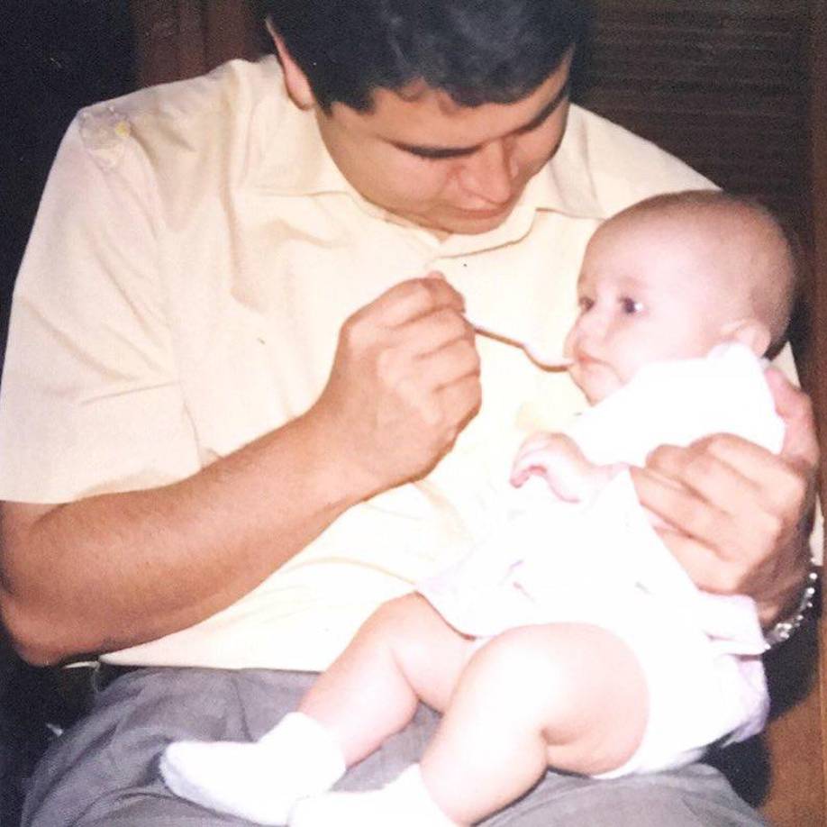 Debido a esa campaña, la familia de Juan Orlando Hernández ha compartido varias fotografías nunca antes vistas en redes sociales, por ejemplo, esta en la que se ve cómo alimentaba a una de sus hijas cuando era pequeña.