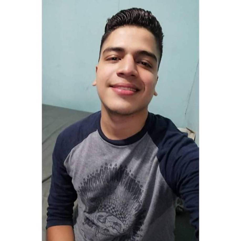 Las autoridades que llegaron a acordonar la escena dijeron que no se hallaron casquillos de arma de fuego en el lugar, por lo que se cree que fue asesinado en otro sector y posteriormente llevado hasta la zona antes mencionada.