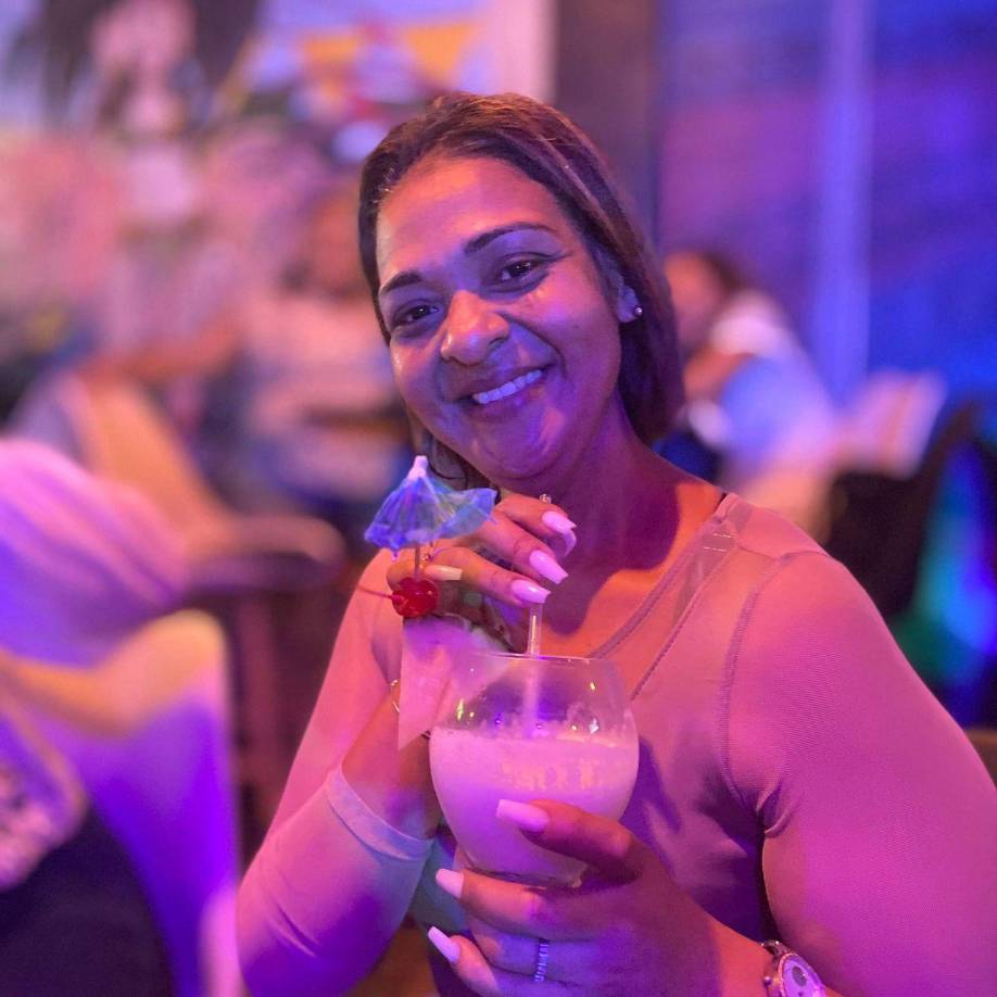 Marcia Carolina Turcios, se conducía en su vehículo cuando sujetos fuertemente armados en una motocicleta sin mediar palabras le infirieron varios disparos en su cuerpo.