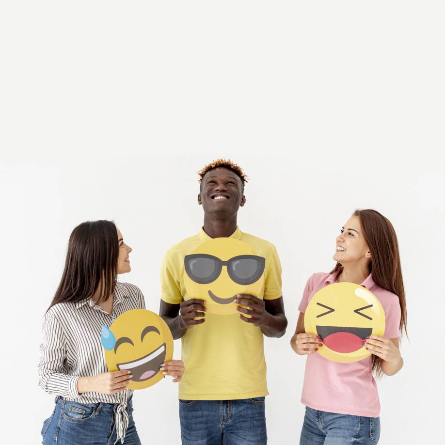 Desde el ámbito de la psicología, Enric Soler Labajos, psicólogo relacional y tutor del grado de Psicología de la UOC, añade que el humor “consiste en señalar cosas absurdas, incongruencias, y provocar en los demás un estado emocional distendido, relajado, que ayuda mucho a conectar socialmente”.Con todo, advierte Soler que “<b>esto funciona cuando me río de mí mismo o nos reímos juntos de nosotros mismos. </b>En el caso del gag del programa Està passant, creo que ha fallado la concepción del ‘reírnos de nosotros’”. Es decir, que quienes se han sentido heridos por la sátira sobre la Virgen del Rocío “identifican que el creador del gag y el objeto del sentido del humor son de culturas diferentes, es decir, de un ‘nosotros no compartido’”.