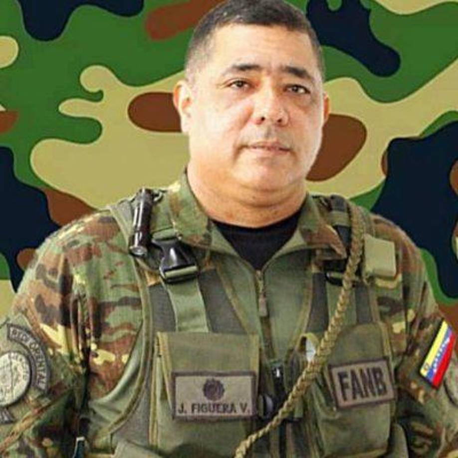 el coronel retirado de la FANB (Fuerza Armada Nacional Bolivariana), José Ramón Figuera Valdez, también figura en la lista de sancionados. Designado en octubre de 2024 como comandante de la Zona de Defensa Integral del distrito capitalino, Figuera ha sido vinculado a casos de brutalidad policial que resultaron en al menos ocho muertes durante manifestaciones tras las elecciones. El comunicado añade: “Figuera fue directamente responsable de los niveles más altos de detenciones arbitrarias durante los eventos del 29 de julio de 2024″.