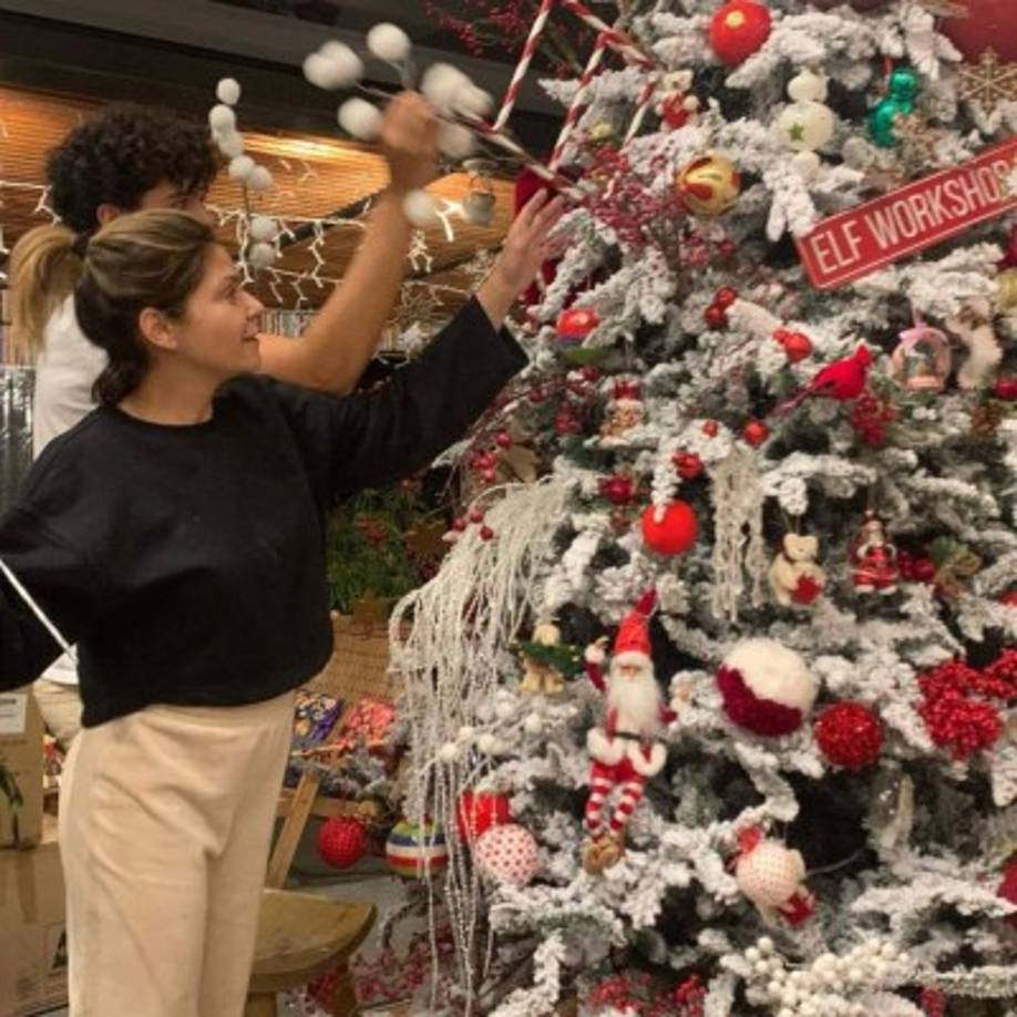 La actriz Itatí Cantoral se dio a la tarea de decorar personalmente su enorme árbol de Navidad con la ayuda de sus hijos.