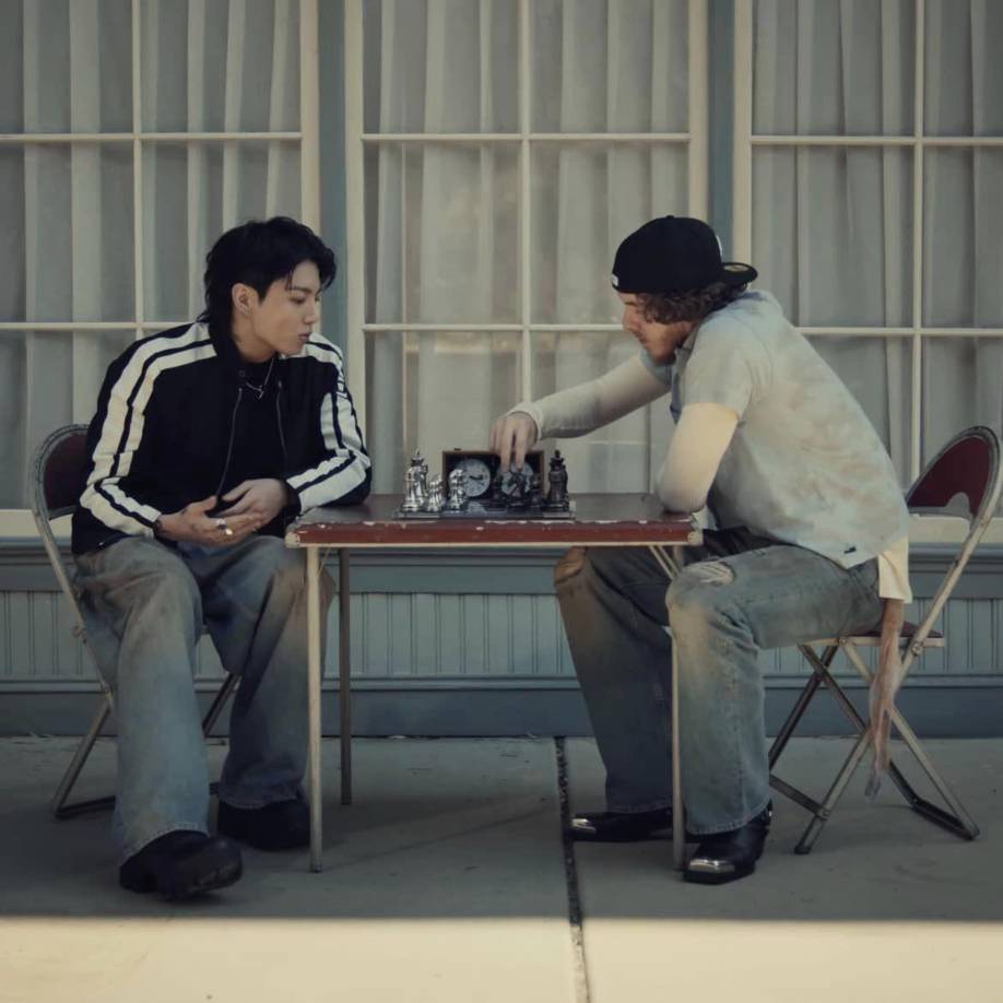 Jungkook contó como anécdota del video, esta escena con Jack Harlow: “sólo para compartir con ustedes in episodio interesante, hay una escena en el video donde jugamos ajedrez, así que aprendí a jugarlo por primera vez en ese lugar. ¿Y saben qué?, ¡jugué con Jack y le gané!